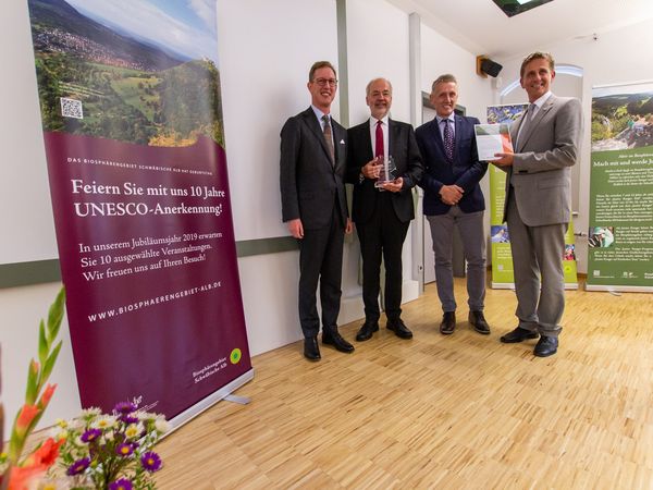 Seine Königliche Hoheit Bernhard Prinz von Baden (links) und Peter Südbeck (2. v.r.) überreichten die Auszeichnung an Landrat Thomas Reumann (2. v.l.) und Tobias Brammer (rechts).