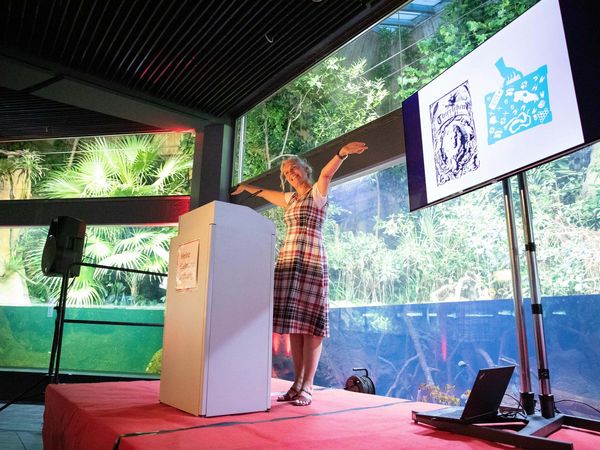 Barbara Geiger stimmte das Publikum mit ihrem Programm "Fräulein Brehms Tierleben" ein. Foto: Tanja Marotzke