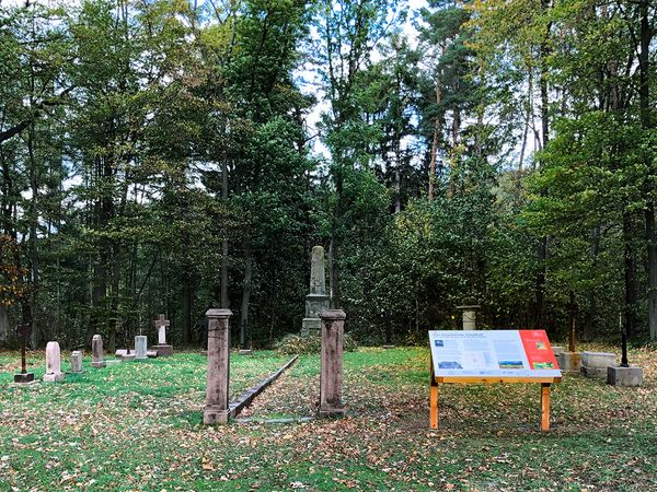 Ansicht Friedhof derer von Hanstein mit Info-Tafel.