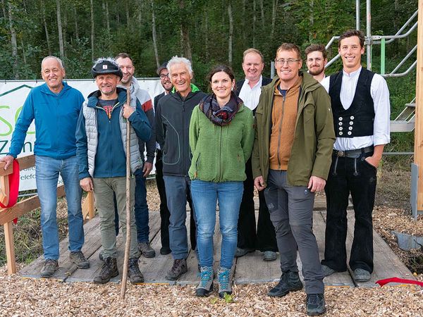 Beobachtungsplattform mit grasenden Wasserbüffeln im Vordergrund.