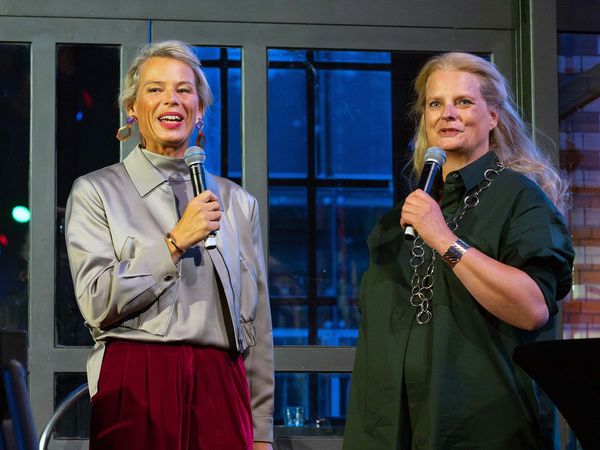 Moderatorin Ulrike Finck und Carolin Ruh, Vorstand der Heinz Sielmann Stiftung, beim Festakt "30 Jahre Heinz Sielmann Stiftung" im Wasserwerk in Berlin.