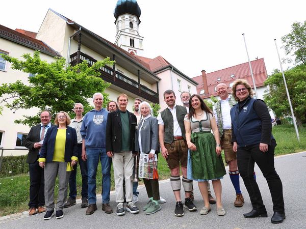 Gruppenfoto zur Projekteröffnung in Haindling am 06.05.2024